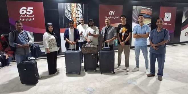 صورة جماعية لفريق عمل المسلسل الليبي أصول سود في مطار معيتيقة مع حقائب سفرهم استعداداً لتصوير العمل.