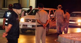 نقطة تفتيش أمنية ليلية تضم عناصر من الشرطة ومديرية أمن غرب الجبل يرتدون زياً رسمياً وأقنعة وجه، أثناء إيقاف وفحص السيارات للتأكد من الرخص والمستندات وإزالة التعتيم المخالف