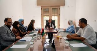 وزير السياحة والصناعات التقليدية نصرالدين الفزاني يجتمع مع مسؤولة الثقافة بمكتب اليونسكو سناء علام وبحضور عدد من المسؤولين حول طاولة اجتماعات.
