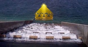 صورة لمياه متدفقة من مشروع النهر الصناعي مع شعار الجهاز إبان إعلان انتهاء تعبئة خزان أبوزيان وبدء ضخ المياه للمدن والمناطق المستفيدة.