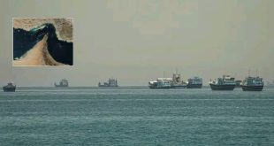 سفن تجارية وبحرية ترسو في مياه الخليج بالقرب من مضيق هرمز، مع خريطة مصغرة للمضيق تعبيرًا عن أزمة الملاحة وتراجع حركة التجارة والطاقة.