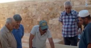 ​صورة لأعضاء البعثة الأثرية البريطانية والشرطة السياحية بموقع كاباو الأثري في جبل نفوسة.