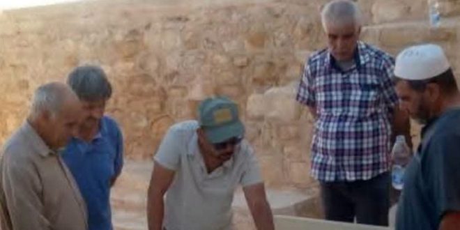 ​صورة لأعضاء البعثة الأثرية البريطانية والشرطة السياحية بموقع كاباو الأثري في جبل نفوسة.