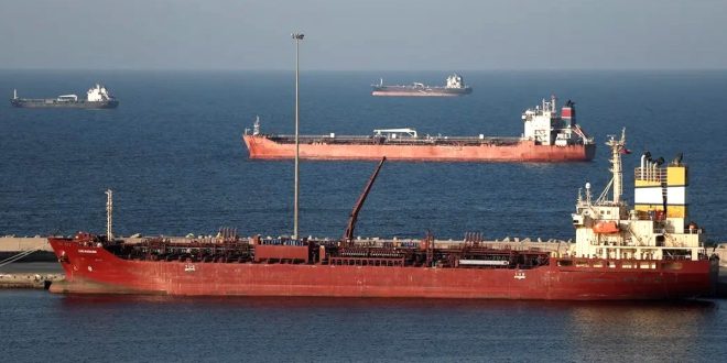 ​النص البديل: ناقلات نفط تجارية وسفن شحن تعبر البحر تزامناً مع قفزة أسعار النفط وبرنت مسجلاً 107 دولارات