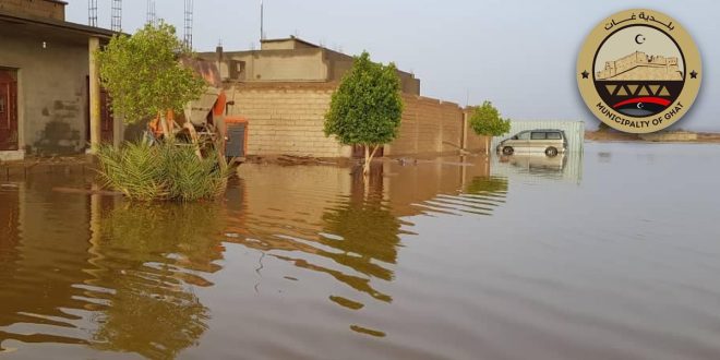 مياه السيول تغمر الشوارع والأحياء السكنية في بلدية غات بعد اتساع رقعتها وتدفقها نحو مناطق جديدة