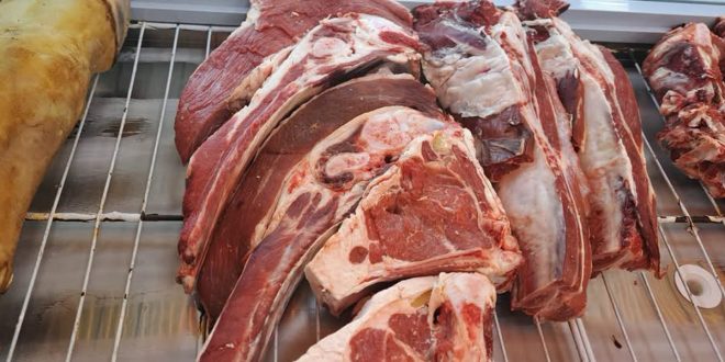 قطع من اللحوم الحمراء المعروضة داخل ثلاجة عرض في أحد محلات اللحوم بجنزور
