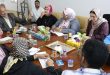 مجموعة من المسؤولين والمستشارين يجلسون حول طاولة اجتماعات لبحث آليات مشروع التوعية البيئية المدرسية