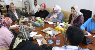 مجموعة من المسؤولين والمستشارين يجلسون حول طاولة اجتماعات لبحث آليات مشروع التوعية البيئية المدرسية