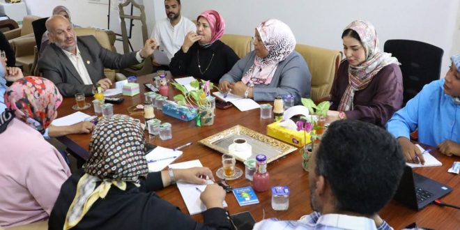 مجموعة من المسؤولين والمستشارين يجلسون حول طاولة اجتماعات لبحث آليات مشروع التوعية البيئية المدرسية