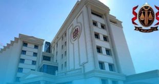 مبنى مجمع المحاكم أو هيئة النيابة العامة في ليبيا ذو اللون الأبيض والواجهة الحديثة مع شعار النيابة العامة