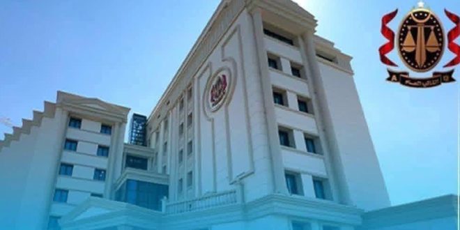 مبنى مجمع المحاكم أو هيئة النيابة العامة في ليبيا ذو اللون الأبيض والواجهة الحديثة مع شعار النيابة العامة