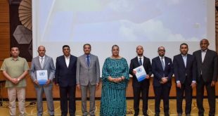 لممثلين وسياسيين ليبيين مع القائمة بأعمال رئيس بعثة الأمم المتحدة للدعم في ليبيا ستيفاني خوري يحملون وثائق رسمية