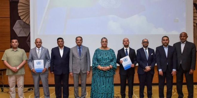 لممثلين وسياسيين ليبيين مع القائمة بأعمال رئيس بعثة الأمم المتحدة للدعم في ليبيا ستيفاني خوري يحملون وثائق رسمية