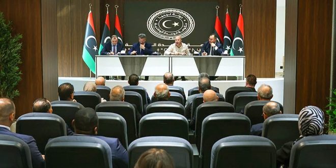مشهد من الاجتماع الموسع لوزير الدولة محمد بن غلبون مع مديري إدارات التعاون الدولي بالوزارات،
