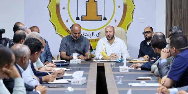اجتماع لمسؤولي وممثلي البلديات المتضررة في مزدة حول طاولة اجتماعات لمتابعة حصر أضرار السيول وإعادة فتح الطرق