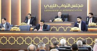 رئيس مجلس النواب عقيلة صالح يتوسط هيئة الرئاسة على منصة القاعة الرئيسية خلال جلسة تصويت المجلس في بنغازي