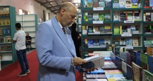 وزير الثقافة يطلع على إصدارات دور النشر المشاركة في معرض الكتاب