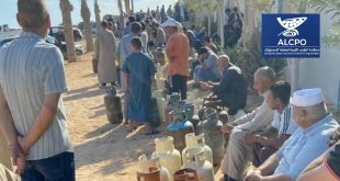 مواطنون يصطفون في طوابير طويلة مع أسطوانات غاز الطهي أمام نقاط التوزيع في ليبيا.
