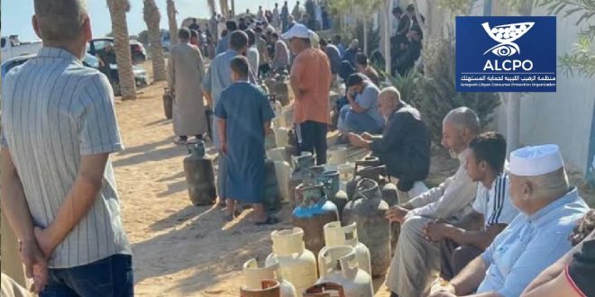 مواطنون يصطفون في طوابير طويلة مع أسطوانات غاز الطهي أمام نقاط التوزيع في ليبيا.
