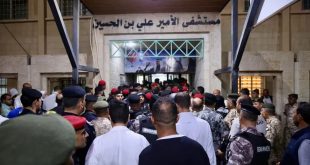 تجمهر حاشد لقوات الأمن والمواطنين أمام مدخل مستشفى الأمير علي بن الحسين في محافظة الكرك