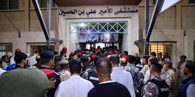 تجمهر حاشد لقوات الأمن والمواطنين أمام مدخل مستشفى الأمير علي بن الحسين في محافظة الكرك