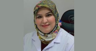 صورة شخصية لأخصائية النساء والتوليد الدكتورة ليلى أبو عجاجة وهي ترتدي معطفاً أبيض وحجاباً ملوناً، تحدثت لمنصة الصباح حول أهمية الكشف المبكر عن سرطان الثدي.