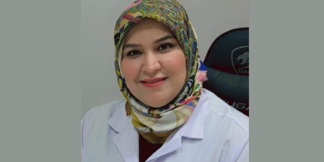 صورة شخصية لأخصائية النساء والتوليد الدكتورة ليلى أبو عجاجة وهي ترتدي معطفاً أبيض وحجاباً ملوناً، تحدثت لمنصة الصباح حول أهمية الكشف المبكر عن سرطان الثدي.