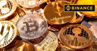 مجموعة من عملات البيتكوين والإيثيريوم المشفرة إلى جوار شعار منصة "باينانس" (Binance).