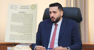 صورة تعبيرية تجمع بين منشور رسمي صادِر عن وزارة الاقتصاد والتجارة بحكومة الوحدة الوطنية ومسؤول بالوزارة أثناء عمله.