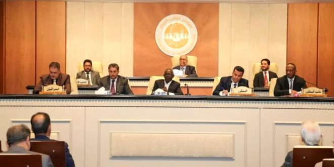 رئاسة مجلس النواب الليبي تعقد جلسة رسمية تحت شعار المجلس المنقوش على الحائط الداخلي للقاعة.