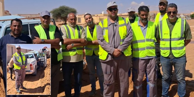فرق الشركة العامة للمياه أثناء شفط مياه الأمطار وفتح مسارات التصريف