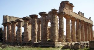 صورة لمعالم معبد أثري قديم يضم أعمدة حجرية ضخمة في أحد المواقع الأثرية الليبية.