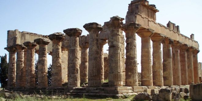 صورة لمعالم معبد أثري قديم يضم أعمدة حجرية ضخمة في أحد المواقع الأثرية الليبية.