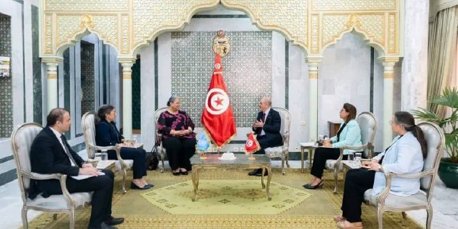 وزير الخارجية التونسي محمد علي النفطي في جلسة مباحثات مع الممثلة الخاصة للأمين العام للأمم المتحدة ورئيسة بعثة الأمم المتحدة للدعم في ليبيا هانا تيتيه والوفد المباشر