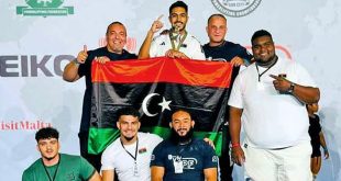صورة جماعية لأعضاء وطاقم المنتخب الليبي للقوة البدنية يحملون علم ليبيا ويحتفلون بإنجازاتهم الرياضية.