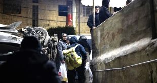 عائلات فلسطينية تغادر منازلها ليلاً سيراً على الأقدام حاملة أمتعتها في مدينة الخليل.