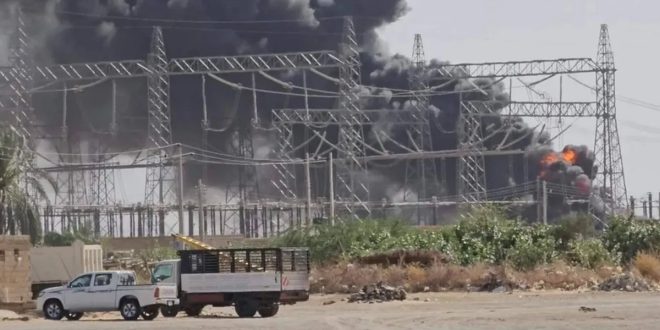 صورة تعبيرية لتصاعد أعمدة الدخان الأسود الكثيف وألسنة اللهب من إحدى محطات تحويل الكهرباء المتضررة جراء قصف بطائرات مسيرة في السودان.