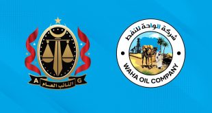 تصميم إخباري يتضمن شعار النيابة العامة الليبية (مكتب النائب العام) إلى اليسار وشعار شركة الواحة للنفط إلى اليمين على خلفية زرقاء