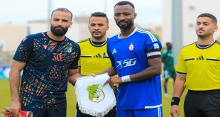 قائدا فريقي الوفاق اجدابيا والاتحاد طرابلس يتبادلان الرايات التذكارية بحضور طاقم التحكيم قبل انطلاق المباراة الودية