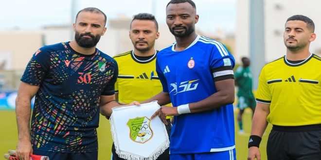 قائدا فريقي الوفاق اجدابيا والاتحاد طرابلس يتبادلان الرايات التذكارية بحضور طاقم التحكيم قبل انطلاق المباراة الودية