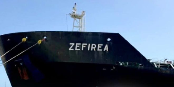 مقدمة السفينة أو الناقلة النفطية السوداء "ZEFIREA" ملتحمة ومربوطة بحبال الرسو على الرصيف البحري تحت السماء الصافية.