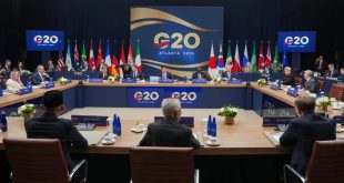 قاعة اجتماعات كبرى تعقد فيها قمة مجموعة العشرين (G20 Atlanta 2026) مع حضور ممثلي الدول وتوضع أعلام دولهم في الخلفية.
