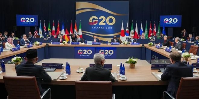 قاعة اجتماعات كبرى تعقد فيها قمة مجموعة العشرين (G20 Atlanta 2026) مع حضور ممثلي الدول وتوضع أعلام دولهم في الخلفية.