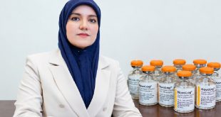 أخصائية أمراض السكري د. دانية أبوشريدة تجلس بجانب عبوات دواء الإنسولين