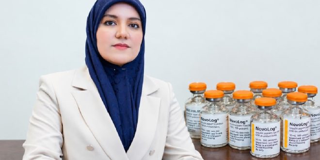 أخصائية أمراض السكري د. دانية أبوشريدة تجلس بجانب عبوات دواء الإنسولين