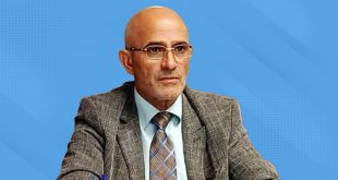 صورة شخصية للرئيس النقيب العام للمتقاعدين في ليبيا، خليل مصباح الشغماني، مرتدياً بدلة رسمية وربطة عنق.