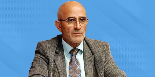 صورة شخصية للرئيس النقيب العام للمتقاعدين في ليبيا، خليل مصباح الشغماني، مرتدياً بدلة رسمية وربطة عنق.