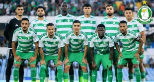 صورة جماعية للاعبي فريق الأهلي طرابلس بزيّهم الرسمي ذي الخطوط الخضراء والبيضاء والشعار الرسمي للنادي أعلى اليسار.