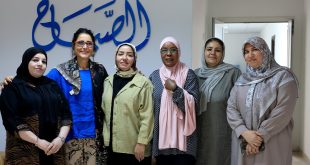 الباحثة الإيطالية إلفيرا ديانا تقف وسط صحفيات منصة "الصباح" في صورة جماعية أمام شعار المنصة.