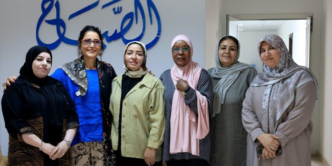 الباحثة الإيطالية إلفيرا ديانا تقف وسط صحفيات منصة "الصباح" في صورة جماعية أمام شعار المنصة.